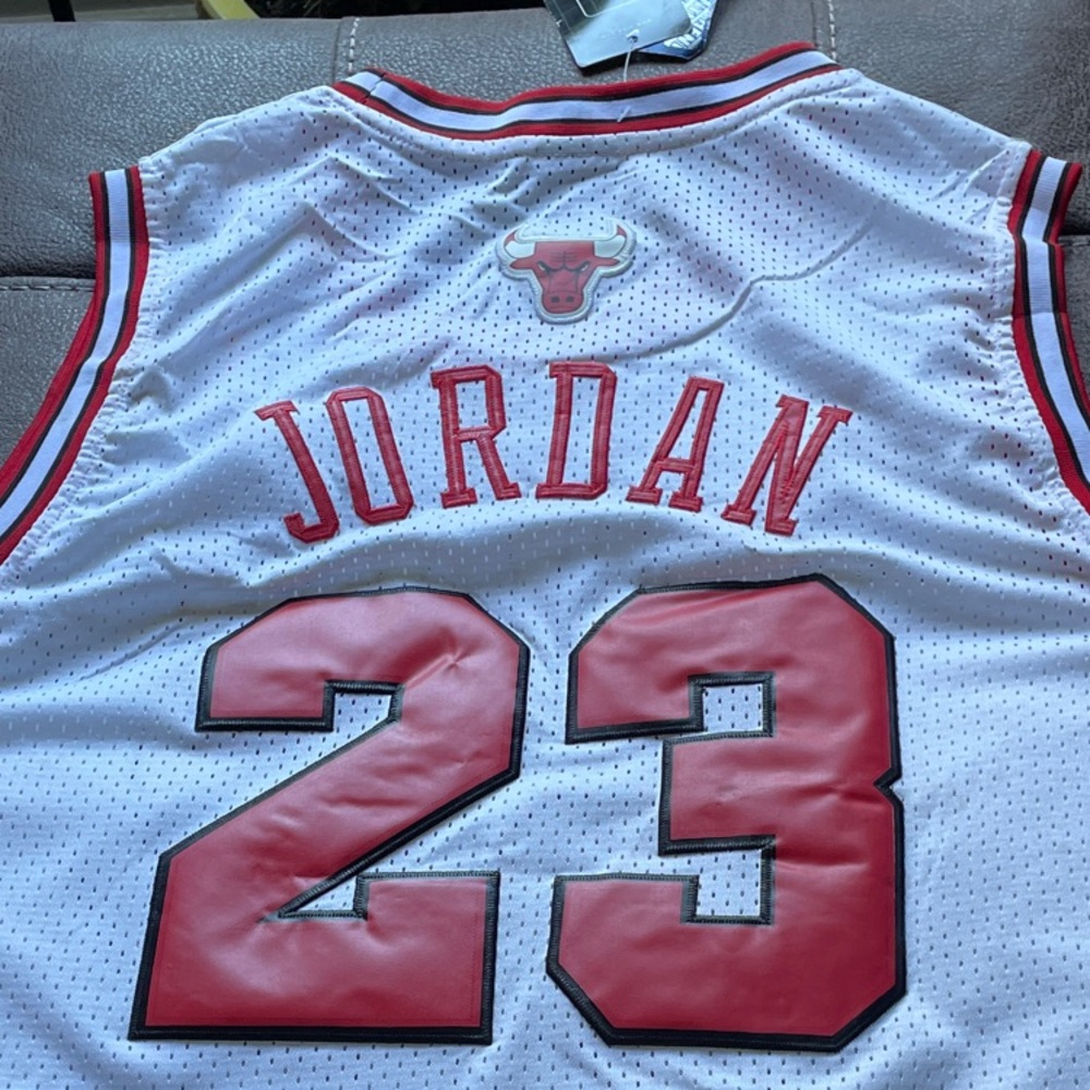 Nike Bulls Jersey - White and Red Accents - Picture 3 of 3